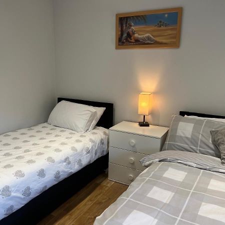 Mj Serviced Apartment Up To 6 Guest - Luxurious Living In West London Next To Tube Station & Central London Hanwell 外观 照片