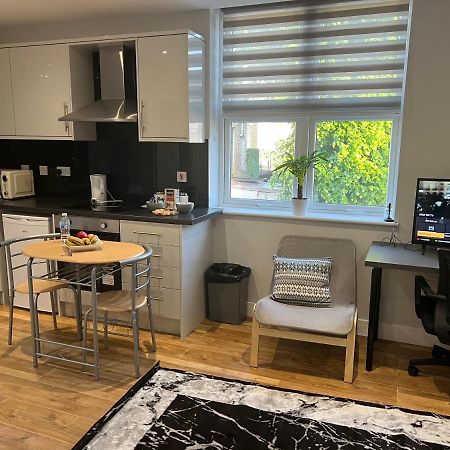 Mj Serviced Apartment Up To 6 Guest - Luxurious Living In West London Next To Tube Station & Central London Hanwell 外观 照片