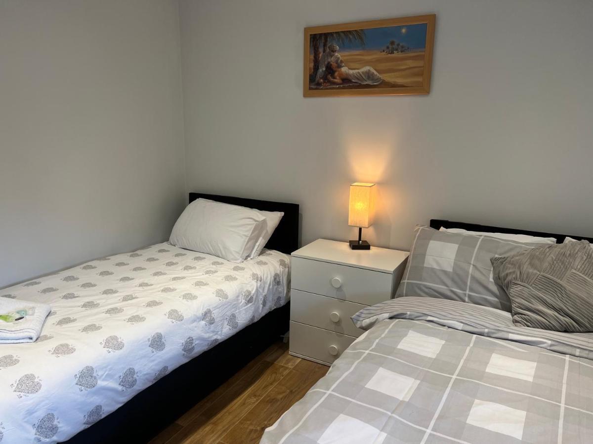 Mj Serviced Apartment Up To 6 Guest - Luxurious Living In West London Next To Tube Station & Central London Hanwell 外观 照片