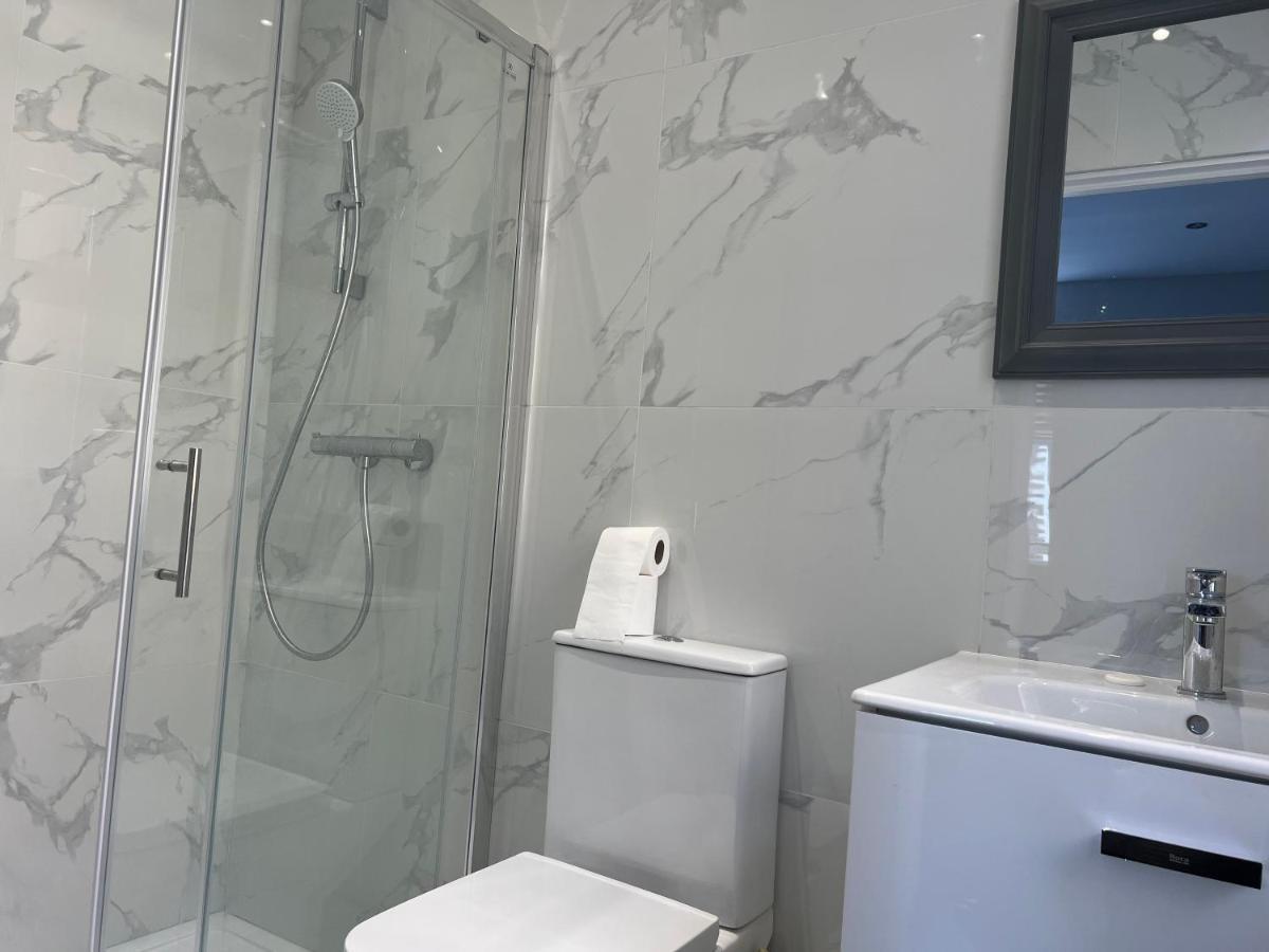 Mj Serviced Apartment Up To 6 Guest - Luxurious Living In West London Next To Tube Station & Central London Hanwell 外观 照片